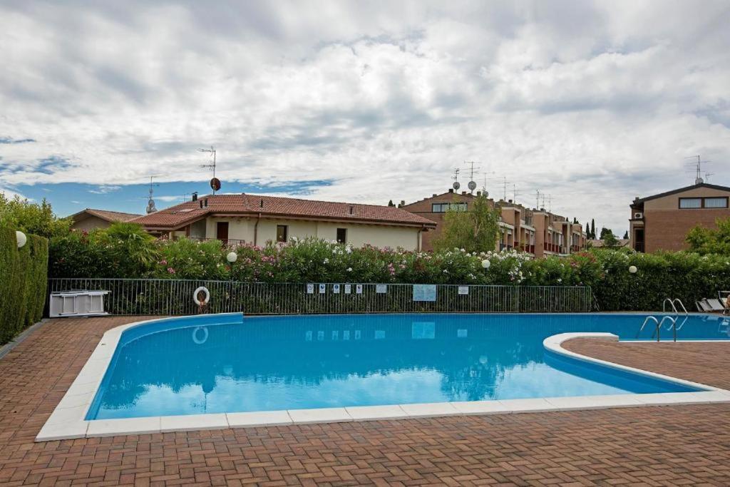 Garden Residence Appartamento Con Terrazzo E Piscina Desenzano del Garda Exterior foto