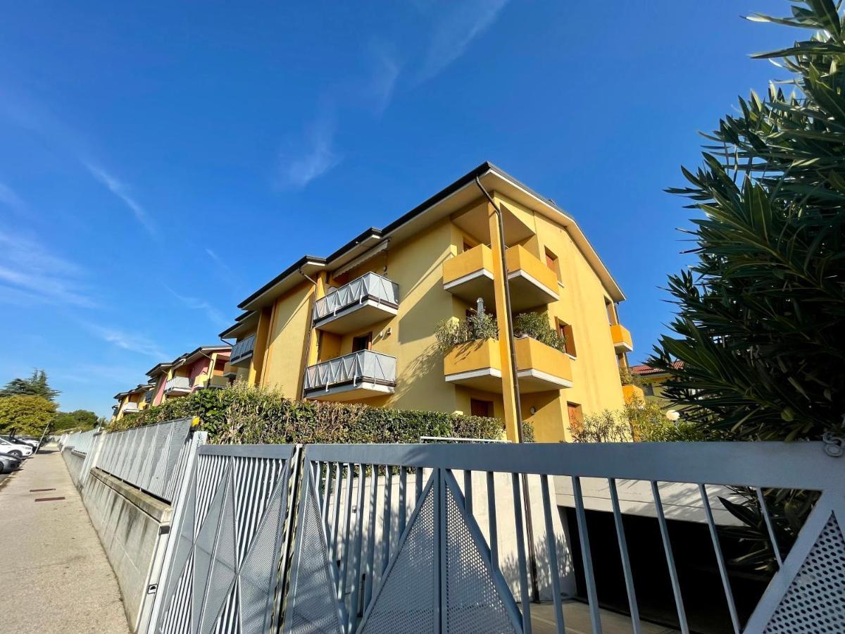 Garden Residence Appartamento Con Terrazzo E Piscina Desenzano del Garda Exterior foto