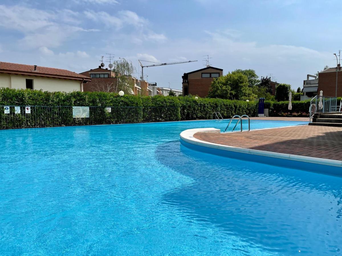 Garden Residence Appartamento Con Terrazzo E Piscina Desenzano del Garda Exterior foto