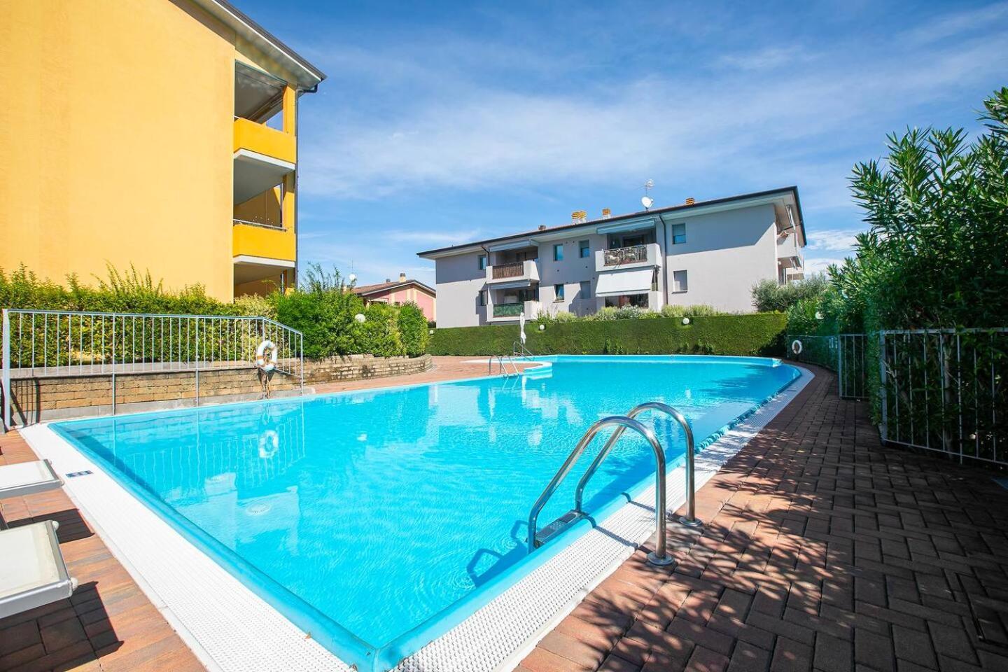 Garden Residence Appartamento Con Terrazzo E Piscina Desenzano del Garda Exterior foto